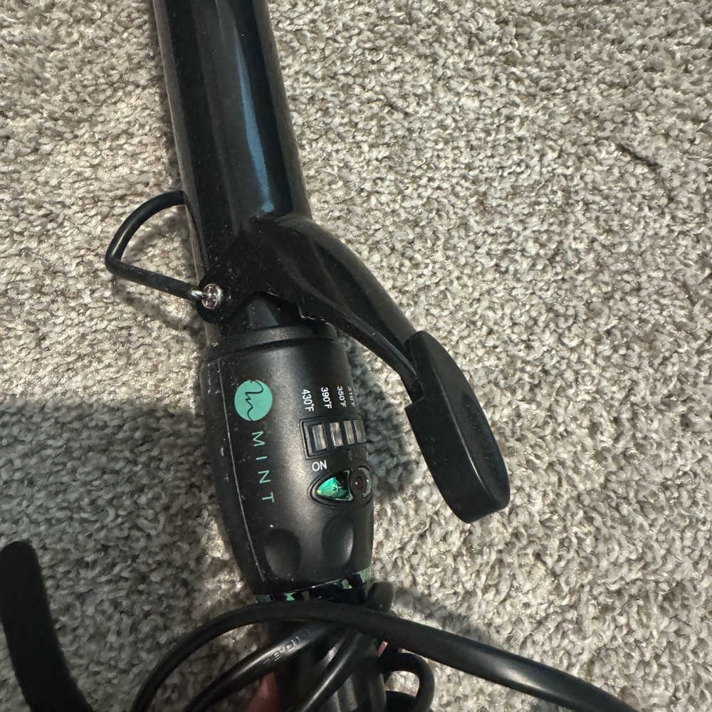 Mint curling iron